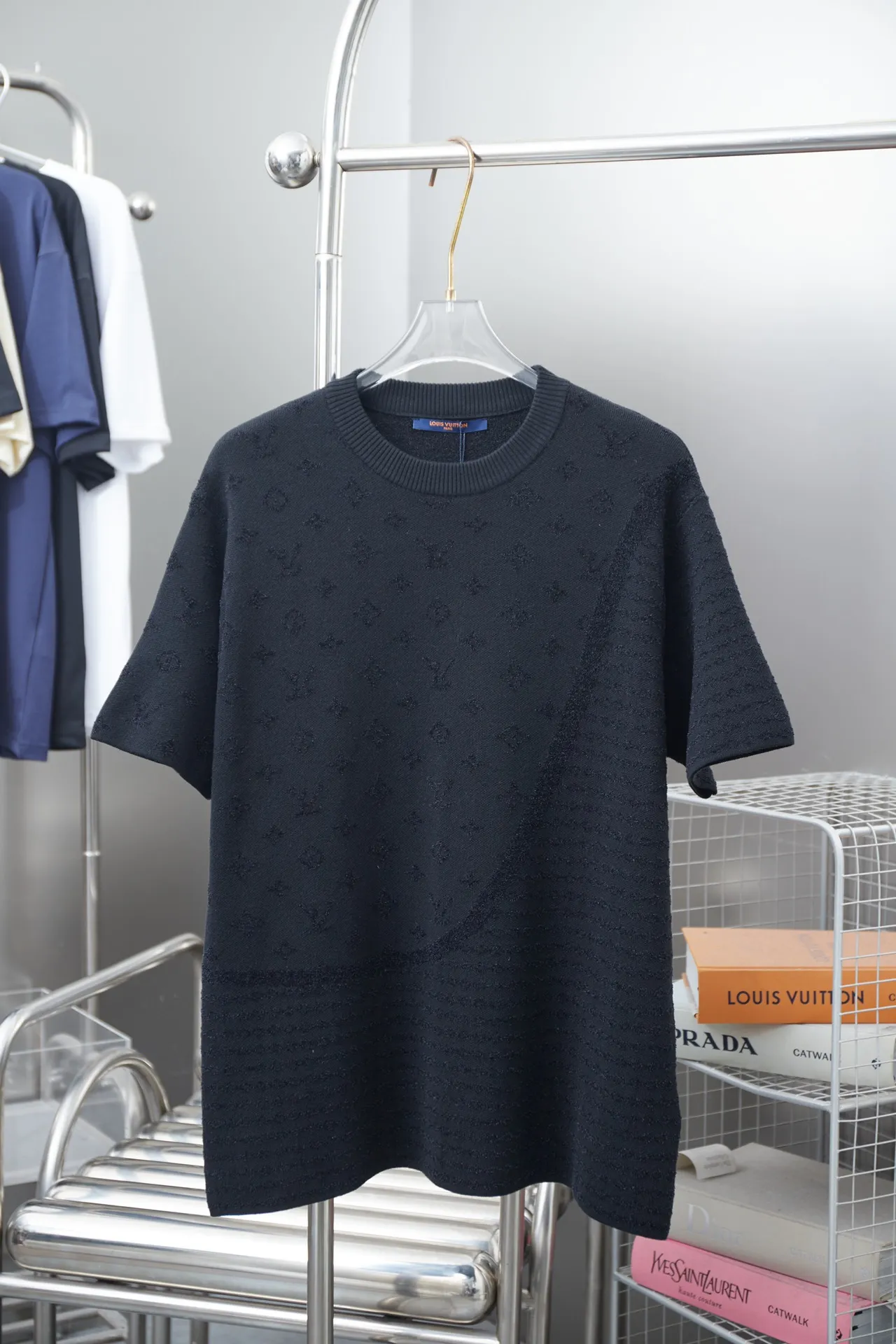 🅿️230 LV Louis 25ss spring and summer new model, black letter jacquard knitted short sleeves, light luxury, essential item for daily commuting for men and women, correct version, welcome to compare, detailed features · Made of high-viscosity cotton material, high count cotton is added, dry and avoid stuffiness · Made of jacquard machine imported from Germany, woven with Lv Monogram plaid intarsia, and matched with velvet of the same color to present a unique three-dimensional texture · Original main mark, washed tag, brand moisture-proof paper packaging Color: Black Size: S/M/L/XL